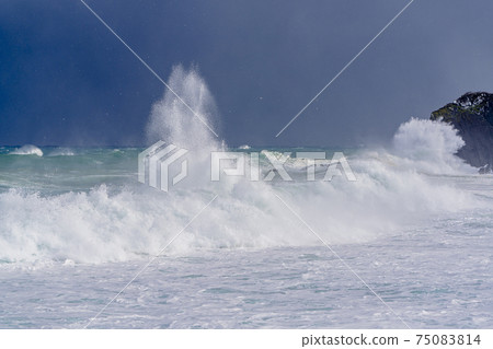 wave image 75083814