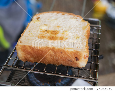 Bread baked on the net 75083939