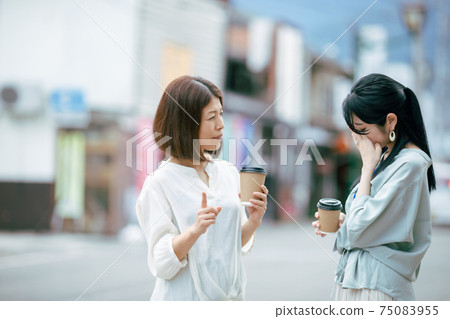 A subordinate woman who gets angry with her boss A subordinate woman who gets angry with her boss 75083955