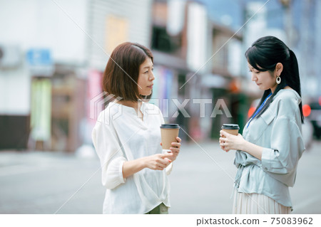 A subordinate woman who gets angry with her boss A subordinate woman who gets angry with her boss 75083962