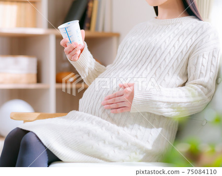 Urinalysis cup Pregnant woman Bring urine 4: 3 Urinalysis cup Pregnant woman Bring urine 4: 3 75084110