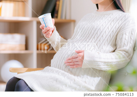 Urinalysis cup Pregnant woman Bring urine 75084113