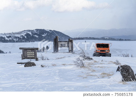 冬季在Utsukushigahara高原上運行的雪地摩托 75085178