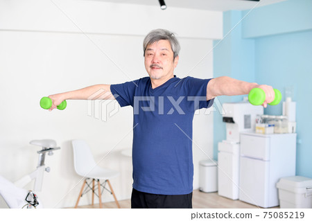 White-haired senior man with dumbbells indoors White-haired senior man with dumbbells indoors 75085219