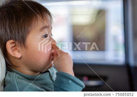 2歲男孩蹣跚學步 75085852