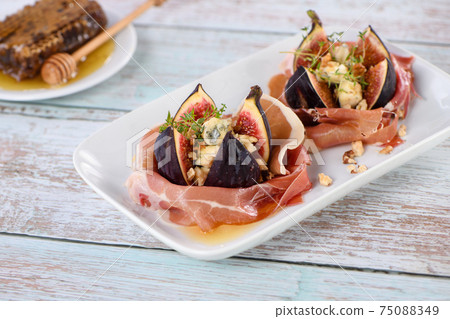 Figs wrapped in Parma ham 75088349