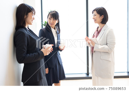 Woman working in the office 75089653