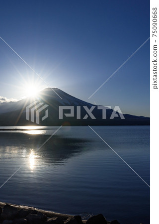 Silhouette of the setting sun and Mt. Fuji (Double Diamond Fuji) Silhouette of the setting sun and Mt. Fuji (Double Diamond Fuji) 75090668