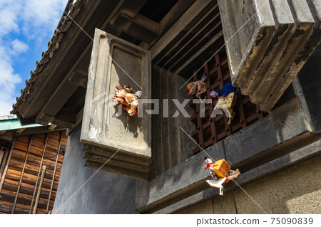 Old townscape of Arimatsu with Hina dolls <Nagoya City, Aichi Prefecture> 75090839