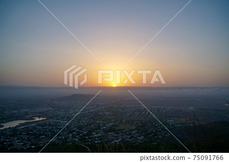 從城堡山看日落 從城堡山看日落 75091766