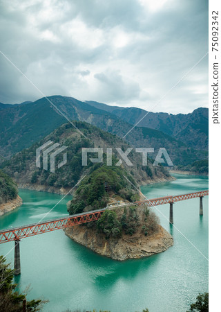 漂浮在藍色湖面的未開發站 漂浮在藍色湖面的未開發站 75092342