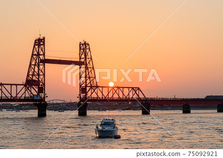福岡縣大川市Sunset and Chikugo River Lift Bridge 75092921