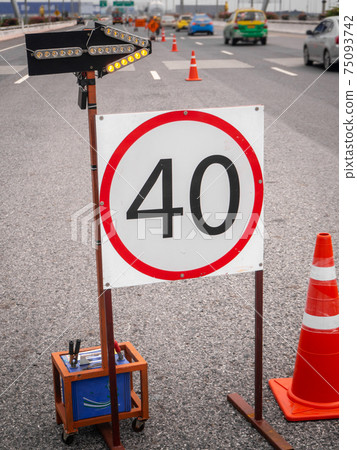 signs repairs road and worker on the road 75093742
