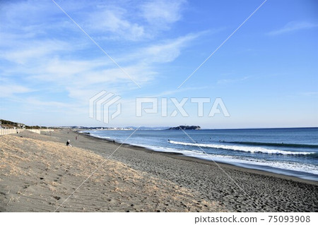 在冬天從Tsujido海岸看到的江之島 在冬天從Tsujido海岸看到的江之島 75093908