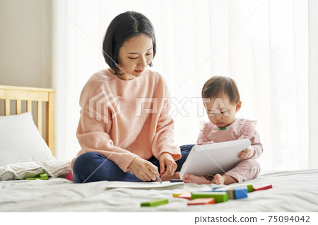 Infant, baby, baby, mom, family 75094042
