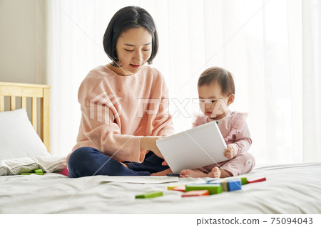 Infant, baby, baby, mom, family Infant, baby, baby, mom, family 75094043