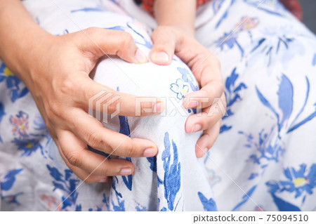 Close up on women suffering knee joint pain Close up on women suffering knee joint pain 75094510
