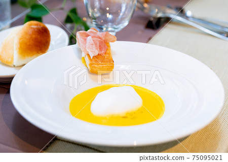 Wedding reception, meal soup 75095021