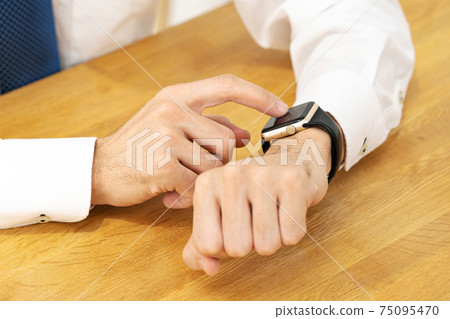 Businessman smart watch 75095470
