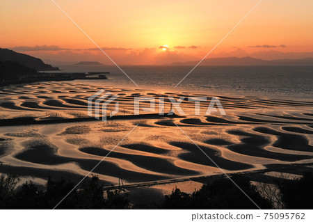 The sunset of the Ariake Sea at dusk dyes the sea on the Moshirai coast 75095762