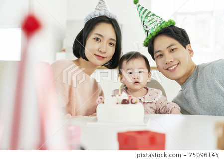 嬰兒，嬰兒，嬰兒，媽媽，爸爸，家庭 75096145