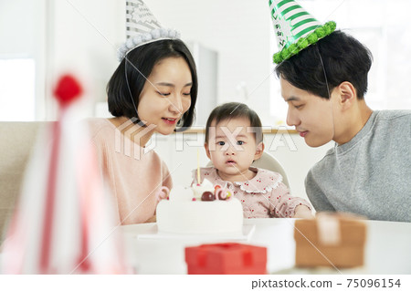 Infant, baby, baby, mom, dad, family Infant, baby, baby, mom, dad, family 75096154