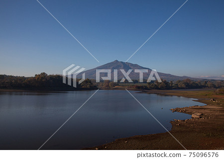 Mt. Iwaki seen from near the Sunazawa site Mt. Iwaki seen from near the Sunazawa site 75096576
