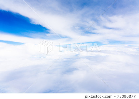 飛行中的飛機，航空攝影，高空旅行，觀光，黃金周，天空，雲彩，返回日本，中午，早晨的航空 75096877