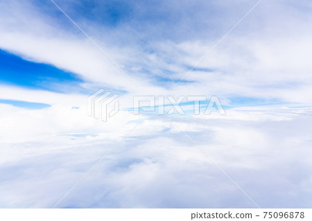 飛行中的飛機，航空攝影，高空旅行，觀光，黃金周，天空，雲彩，返回日本，中午，早晨的航空 75096878