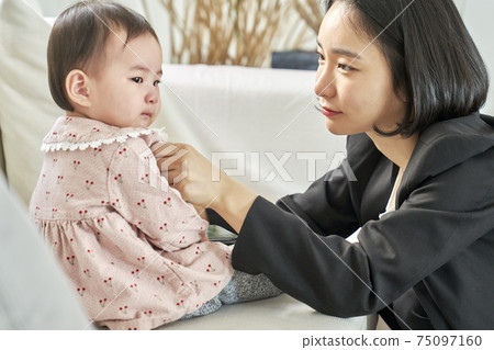 嬰兒,嬰兒,嬰兒,媽媽,女商人 嬰兒,嬰兒,嬰兒,媽媽,女商人 75097160