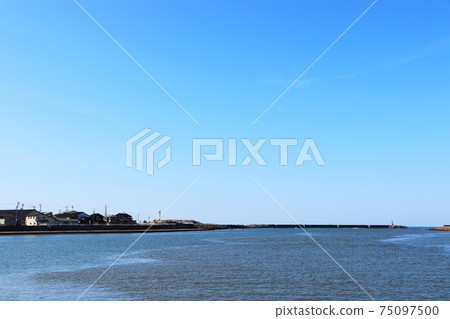 從上越市直江看日本海和堤防的景色 75097500