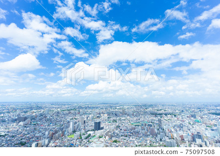 Introductory clouds flowing over the Tokyo summer horizon 75097508