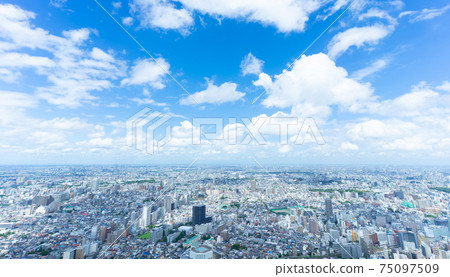 Introductory clouds flowing over the Tokyo summer horizon 75097509