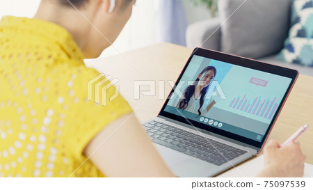 參加在線研討會的中年婦女 參加在線研討會的中年婦女 75097539