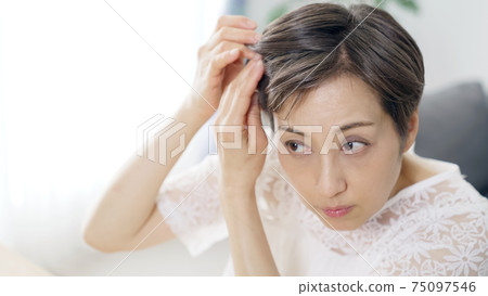 Hair care image for middle-aged women who care about their hair 75097546