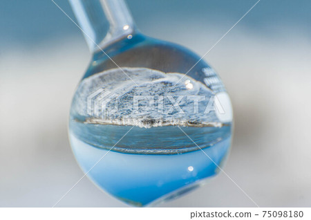 Blue ocean in a flask 75098180