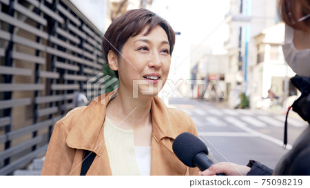 接受街頭採訪的婦女 75098219