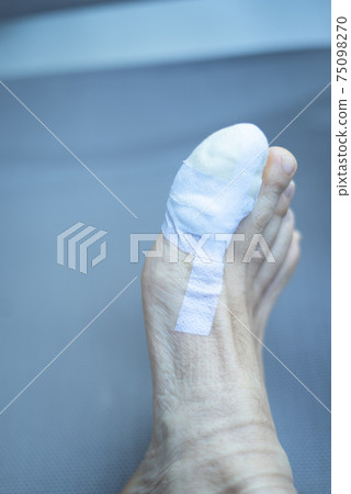 Foot big toe bandage injury Foot big toe bandage injury 75098270