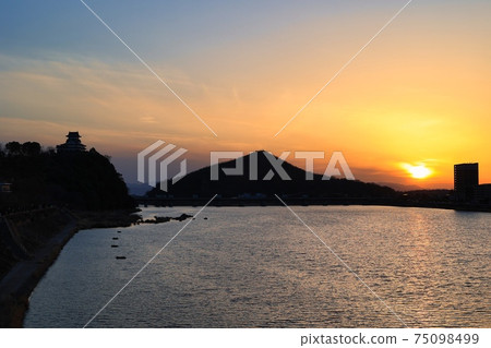 The sunset dyed in orange and the silhouette of Inuyama Castle and Igisan 75098499