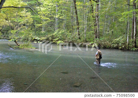 山溪垂釣者 山溪垂釣者 75098500