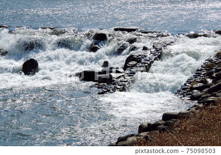 在堰堰的動態水流中看到的唯一且唯一的一種表達形式。...島根縣安來市Iinashi河(晴天) 在堰堰的動態水流中看到的唯一且唯一的一種表達形式。...島根縣安來市Iinashi河(晴天) 75098503