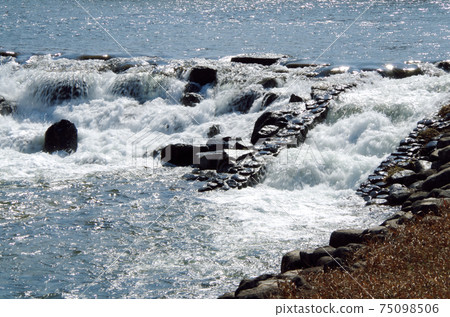The one and only expression seen in the dynamic water flow of the river weir ... Iinashi River, Yasugi City, Shimane Prefecture (sunny) The one and only expression seen in the dynamic water flow of the river weir ... Iinashi River, Yasugi City, Shimane Prefecture (sunny) 75098506