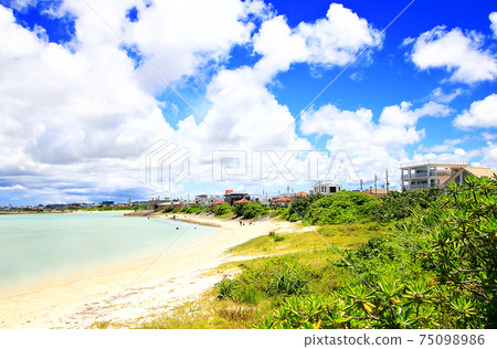 沖繩的風景(沖繩本島的南部,絲滿市鹽崎的海邊) 沖繩的風景(沖繩本島的南部,絲滿市鹽崎的海邊) 75098986