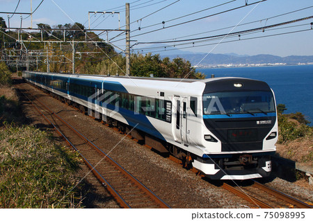 Limited express dancer (renewal vehicle) going along the coastline 75098995