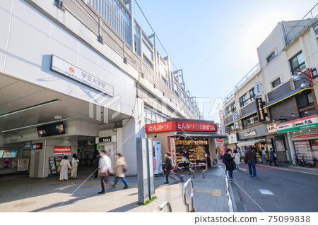 都市風景:東京都目黑區東橫線的學國大學站前的購物街 都市風景:東京都目黑區東橫線的學國大學站前的購物街 75099838
