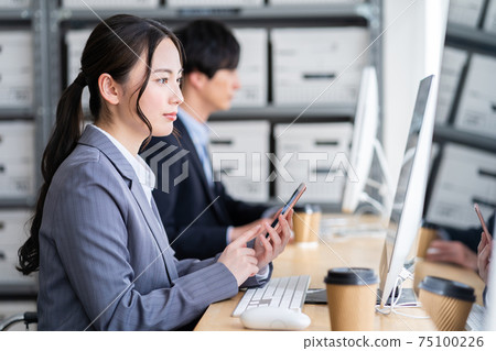 兩個男人和女人在辦公室工作 75100226