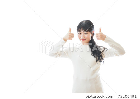 年輕女子做出 OK 的手勢 75100491