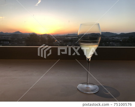 在時尚的酒吧喝香檳，在那裡您可以欣賞日落 75100576