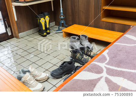 白雪皚皚的國家的入口 75100893