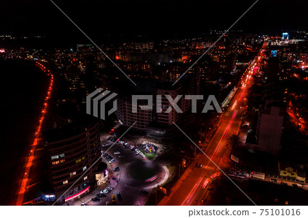 Night streets, highway and car traffic in the city of Ivano-Frankivsk, lights from car traffic, top view of the street. 75101016